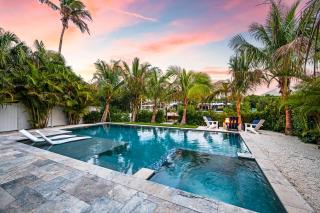 AcquaLuxe - Exquisite 2022 Lux Canal Home w Outdoor Oasis Pool Spa Dock SUP Kayaks Fire Pit - 3
