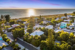 Casa Mariposa - Luxury Butterfly Garden Steps to Pine Ave PoolSpa Bikes 4 Houses to Beach - 8