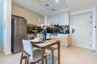 Spacious Balcony with Breathtaking Creek Views, Just a Short Drive from Zabeel Stadium, Al Jaddaf Walk, and Cactus Park, Binghatti Avenue, Al Jaddaf by Deluxe Holiday Homes - 6