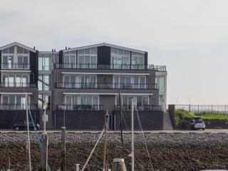 Lush apartment with water views - 6