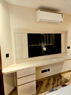 Blissful 5BHK, Golf Course Road by Micasso home, No Party - 0
