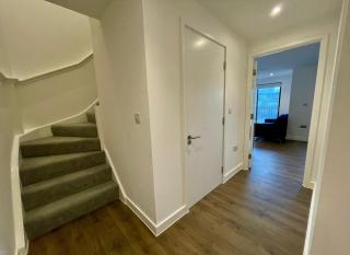 Joyful Group - Stylish 2 Bedroom Duplex with Sofa Bed in Salford M5 - 3