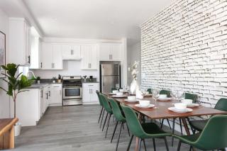 Spacious 4BR LA Getaway with Parking and Fast Wi-Fi - Los Angeles - 1