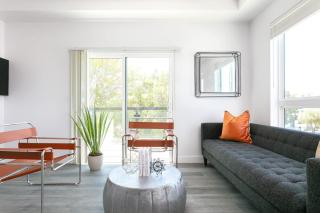 Spacious 4BR LA Getaway with Parking and Fast Wi-Fi - Los Angeles - 6