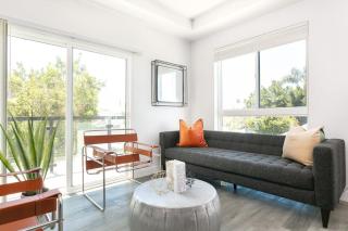 Spacious 4BR LA Getaway with Parking and Fast Wi-Fi - Los Angeles - 5