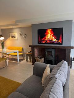 5 Bed House -Sleeps 10- Hot Tub - Garden - Parking - 2