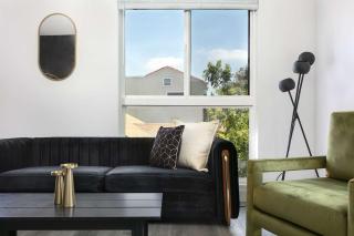 3BR Urban Retreat with Modern Amenities - 8