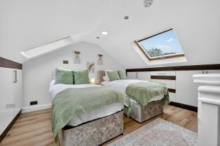 Four Bedroom House Free Wifi Garden Sleeps 7 Salford - 2
