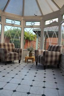 Stunning 5 Bed Sleeps 8 Private Parking - 3