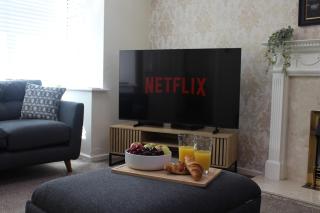 Stunning 5 Bed Sleeps 8 Private Parking - 1