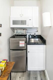 Cozy Modern Studio Near Sunny Isles & Bal Harbour - 2