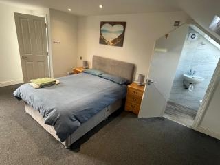 Southgate Home - Sleeps 14 - Parking - Central - 6