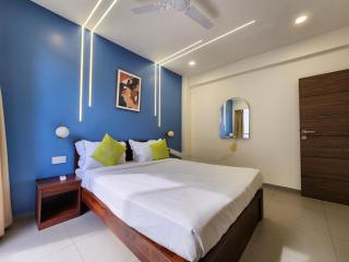 Urban1 BHK Retreat in Candolim with Gym, Pool & Amenities - 5 Minutes to Candolim Beach - 9