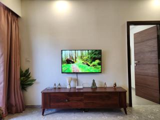 Urban1 BHK Retreat in Candolim with Gym, Pool & Amenities - 5 Minutes to Candolim Beach - 6