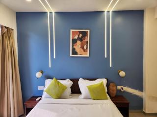 Urban1 BHK Retreat in Candolim with Gym, Pool & Amenities - 5 Minutes to Candolim Beach - 7