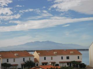 Studio mezzanine proche du Marché de Noël - vue sur le Canigou, aire de jeux d'enfants, parking - 9