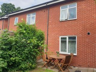 4 Bedrooms Townhouse with Garden & Parking by BrumStay UK - 2