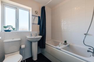 Modern & stylish 4 bed home with garden - 1