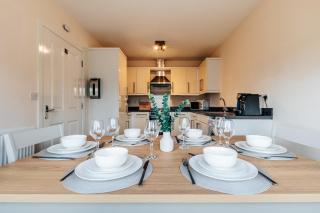 Peterborough modern & stylish 4 bed home with free parking - 9