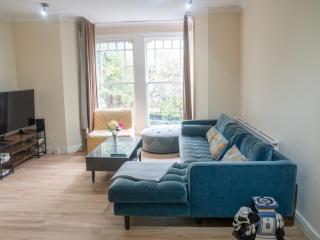 3 bed Apartment London with Balcony & Workspace - 7