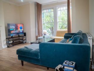 3 bed Apartment London with Balcony & Workspace - 0