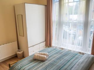 3 bed Apartment London with Balcony & Workspace - 4
