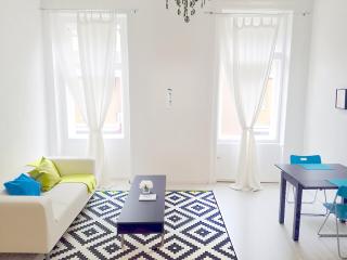 Bright and Cozy - City Center Apt - 7
