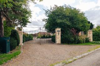 Stunning 4-Bedroom Home in Worcestershire - 0