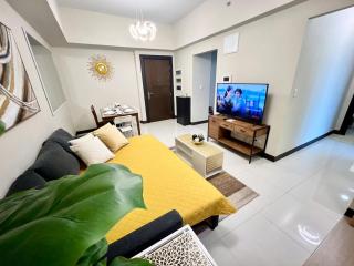 Upscale 2BR in Uptown Parksuites with Free Parking - 7