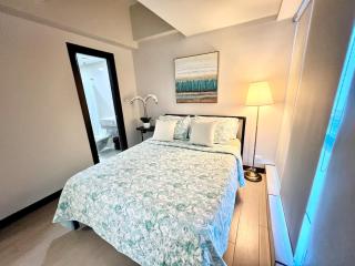 Upscale 2BR in Uptown Parksuites with Free Parking - 5