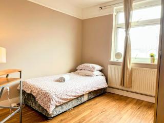 LARGE bedroom SINGLE bed - 8