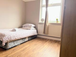 LARGE bedroom SINGLE bed - 9