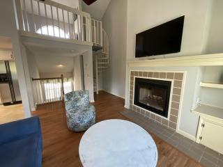 6F Cumberland - split level, 2 bedroom villa, full access!! condo - 4