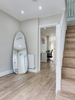 Large House Erith DA8 - 6 BDR - Sleeps up to 12 Guest - Parking - Garden - WiFi- Contractors - Families - Groups - Discounts Available for Long Term Bookings! - 1