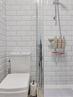 Large House Erith DA8 - 6 BDR - Sleeps up to 12 Guest - Parking - Garden - WiFi- Contractors - Families - Groups - Discounts Available for Long Term Bookings! - 6