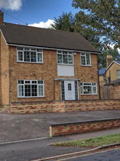 Spacious Luxury 6 Bed, 5 Bath Home, Sleeps 12, Garden, Free Parking & Superfast WiFi - 4