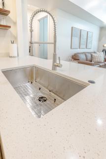 Boutique 1BR Condo - Walk to Memorial Stadium - Historic Hayward Place - 4