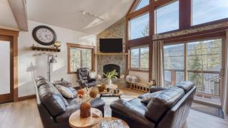 Denton by AvantStay Hot Tub Deck w Fire Pit Near Skiing Lake - 8