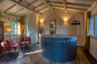 spa privatif intérieur du chalet -la truffe- le bois de la pause- - 0