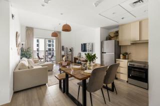 Canal-view 1br Balcony Pool Near F1 & Parks - 0