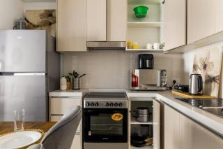 Canal-view 1br Balcony Pool Near F1 & Parks - 4