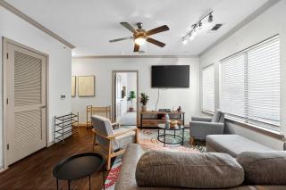 Modern Stay With Resort Style Perks - Austin - 9