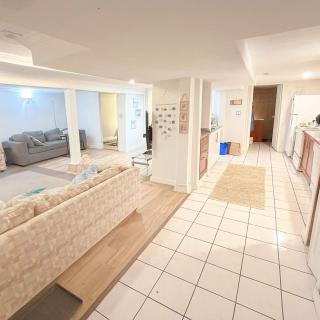 Melrose Place Poolside Hideaway Basement Suite Sleeps 6 plus - 0