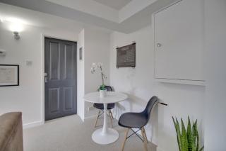 Stylish spacious apartment near airport, Rawdon - 2