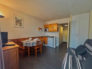 Studio au Coeur du Village avec Balcon, Parking et Proximité Commerces - FR-1-624-57 - 3