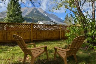 Hillcrest Hideaway: Spacious Mountain View Oasis - 0