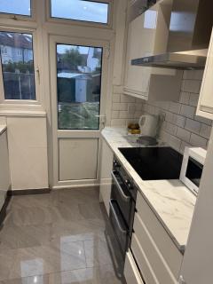 Cosy spacious 3 bedroom home, near underground - entire home - 5