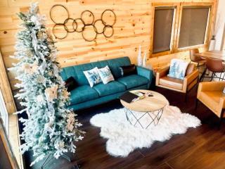 Gatlinburg Getaway!! Holiday Lights, Fireplace Views & Spa! - 9