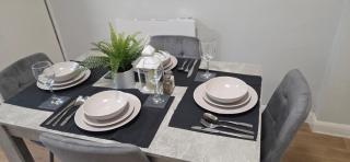 Langcliffe near warwick hospital, free parking, fast wifi, sleeps 5 - 5