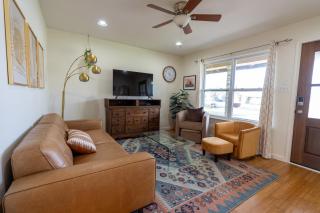 SoCo Winter Retreat Ideal for Long Stays Spacious Fenced Yard & Fire Pit - 4